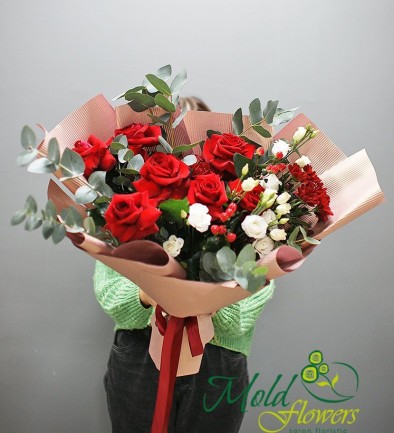 Bouquet of red roses and white eustoma photo 394x433